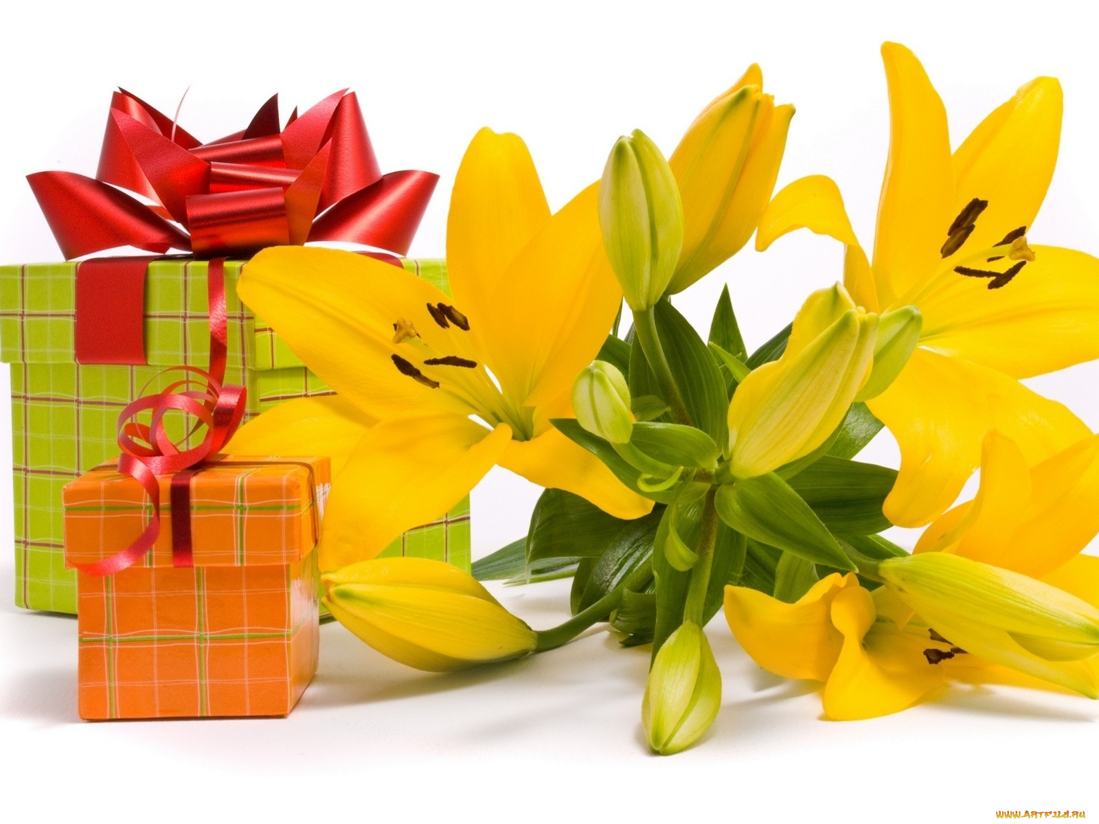 Желтые цветы и подарки